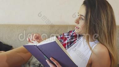 那个年轻女孩正在看书